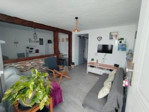 a living room with a couch and a table at La magia del sur 2 in Cádiz
