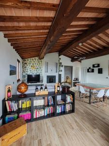 a living room with a book shelf filled with books at La Capanna in Radicofani