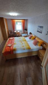 a bedroom with a large bed in a room at Ferienwohnung Heidebergblick in Lawalde