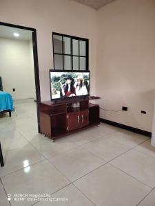 a flat screen tv sitting in a room at Vacacional Abril in Juayúa