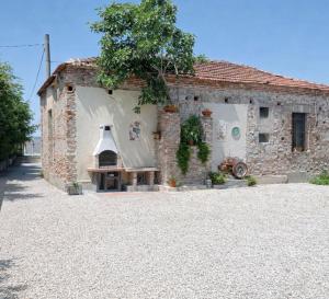 a brick building with a bench in front of it at Villa Mesiano in Polistena