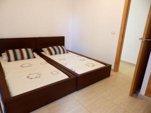 A bed or beds in a room at Apartamentos Medano - Oeste