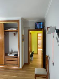 a room with a bedroom with a bed and a tv on the ceiling at Lagoa House Albufeira in Lagoa de Albufeira
