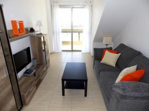 A television and/or entertainment centre at Apartamentos Medano - Oeste