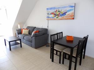 A seating area at Apartamentos Medano - Oeste