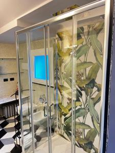 a bathroom with a plant mural on the wall at La Masia in Portovenere
