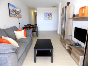 A television and/or entertainment centre at Apartamentos Medano - Oeste