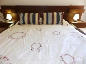 A bed or beds in a room at Apartamentos Medano - Oeste