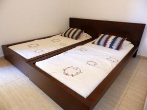 A bed or beds in a room at Apartamentos Medano - Oeste