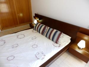 A bed or beds in a room at Apartamentos Medano - Oeste