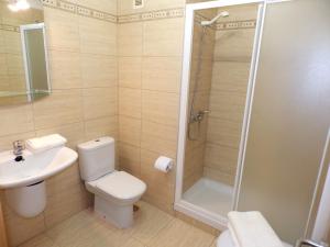 A bathroom at Apartamentos Medano - Oeste