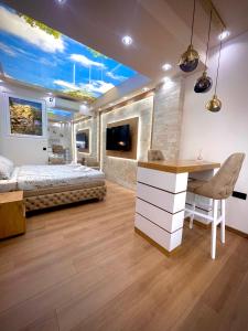 a bedroom with a bed and a desk at Studio-Apartman Bingo in Pančevo