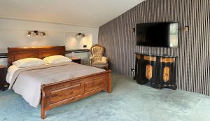a bedroom with a bed and a flat screen tv at B&B Hotel Elselina in Schiedam