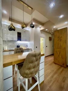a kitchen with a wooden table and chairs at Studio-Apartman Bingo in Pančevo