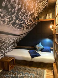 two beds in a room with a ceiling with clouds at Cottage Scandi Dedinky in Dedinky