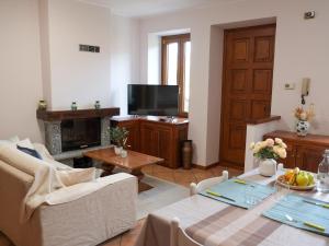 a living room with a couch and a table at Il nido di Lera in Lenno