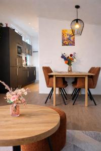 a dining room with a table and chairs at Colibri Huisje in Haarle