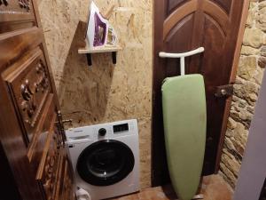 a small bathroom with a washing machine and a washer at Sintra Knights Lodge in Terrugem