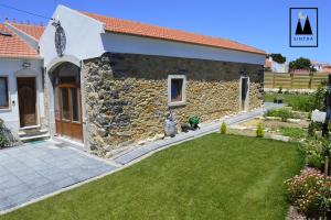 a small house with a yard with a lawn sidx sidx sidx at Sintra Knights Lodge in Terrugem