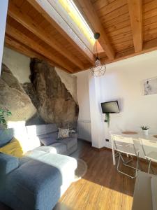 a living room with a couch and a table at La Pietra Gialla in Pietrapertosa