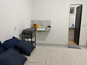 a bedroom with a bed and a desk and a mirror at Studio suite casal in Teresina