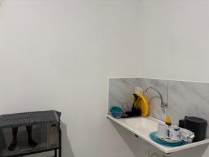 a kitchen counter with a sink and a microwave at Studio suite casal in Teresina