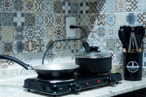 a pot on top of a stove in a kitchen at Studio confort com ar Centro de Niteroi in Niterói