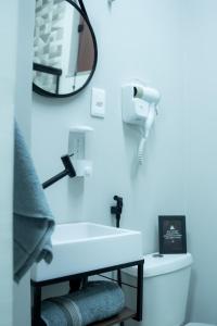 a bathroom with a white sink and a mirror at Studio confort com ar Centro de Niteroi in Niterói