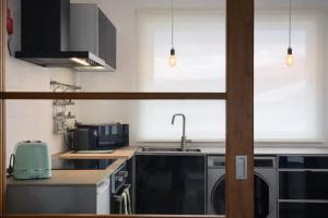 a kitchen with a sink and a microwave at ins Ígnea in Madalena