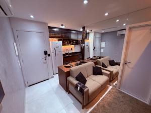 a living room with two couches and a kitchen at Apartamento top em Vila Velha in Vila Velha