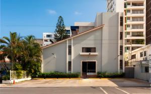 a white building in the middle of a city at Roy Arias Suites & Residences in Santo Domingo