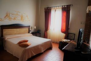 a bedroom with a bed with two towels on it at Agriturismo Antico Borgo Poggitazzi in Loro Ciuffenna