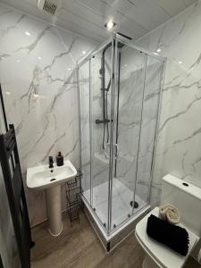 a bathroom with a shower and a sink at 2 Bed Entire Upper Cottage Flat in Central Glasgow in Glasgow