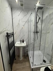 a bathroom with a shower and a sink at 2 Bed Entire Upper Cottage Flat in Central Glasgow in Glasgow