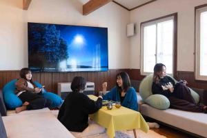 a group of people sitting on couches in a room at 白樺湖Lake View in Chino