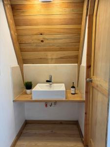 a bathroom with a sink and a wooden ceiling at Aldea KilTik in Coatitilán