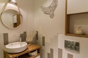 a bathroom with a sink and a mirror at udanypobyt Dom Forest Prestige House in Rzepiska