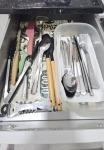 a drawer filled with utensils and utensils at Casa Completa e Confortável em Cotia in Cotia +16 photos