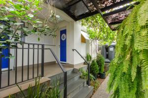 a house with stairs leading to a blue door at K2 RESIDENCE Campinas in Campinas