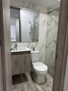 a bathroom with a toilet and a sink and a shower at Apartamento para 6, Aeropuerto, Cerca Parque del Café, Horeb Confort in La Tebaida +19 photos