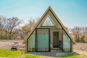 a small house with a triangular roof at Portal M Chalets in Chalma