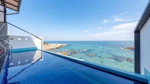 a swimming pool with a view of the ocean at Yeongdeok Searest Poolvilla in Yŏngdŏk