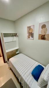 a small bedroom with a bed and a mirror at Apt 3 quartos com área de lazer in Belém +29 photos