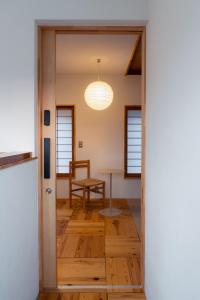 a door leading into a room with a table at まちやど半歩 in Shimo-suwa