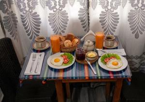 a table with two plates of eggs and bread at hostal kactus in Caraz