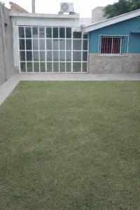 a yard with a building with a garage at Casa Del Pino in La Banda