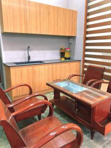 a kitchen with a table and chairs and a sink at Góc Núi Homestay in Thôn Dư Khánh +2 photos