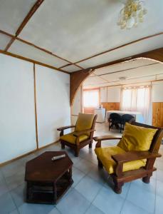 a living room with two chairs and a table at CABAÑA Nuestra Señora de Luján in Perito Moreno