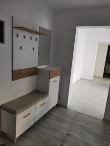 a kitchen with white cabinets and a wooden floor at Casa Lucy in Alexandria