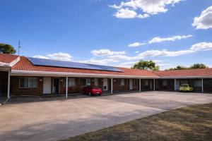 a building with solar panels on the roof at Glen Innes Lodge Motel in Glen Innes